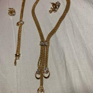 Smycken, halsband, armband, örhänge och ring. Ser ut som äkta guld. 