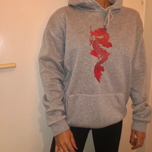 Hoodie - En tunnare hoodiemodell med en kinesisk drake som tryck
