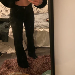 Svarta bootcut jeans storlek 40 - Snygga bootcut jeans från Nelly!