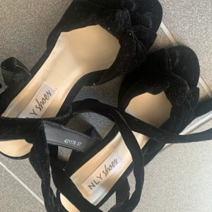 Klackar med snören - Klackar som kan knytas i ankeln. Ej använda. 