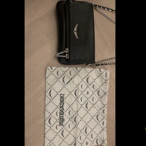 Zadig väska  - Zadig väska en dustbag kommer även med super bra i skicket och kan mötas slussen,rådhuset,Fridhemsplan,Odenplan eller skicka väskan!