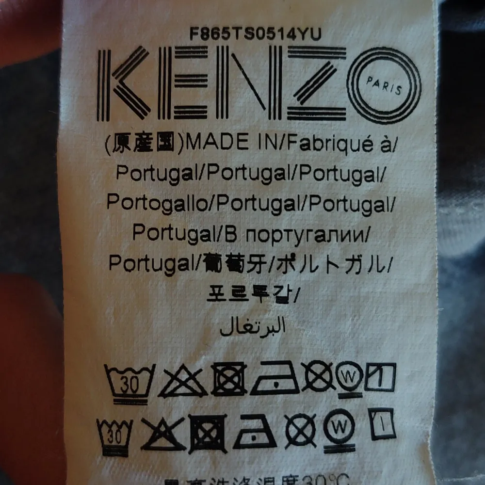 Säljer min fina Kenzo t-shirt köpt från NK. Storlek S men kan passa på personer med XS. T-shirts.