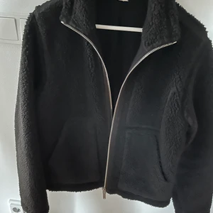 Vår jacka  - Säljer denna vår jacka i materialet teddy. Säljer denna då den är knappt använd och använder den inte, storleken är S men den passar lika bra på en M person (pris kan diskuteras)