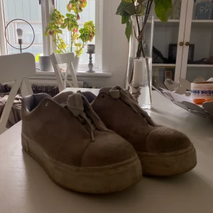 EYTYS!  - köpt ett par nya så dessa kommer inte till användning , enda defekten är att dom är smutsiga men går säkert att få bort, inte alls slitna någonstans även om de är använda för det mesta , köpta förra året till min student , ljuslila färg , allt är prutbart 💜 pm för mer bilder