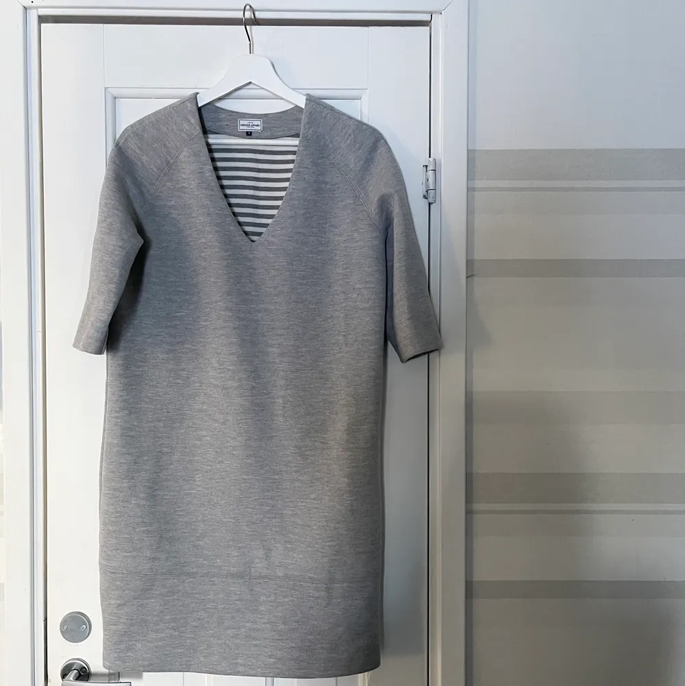 En grå klänning från märket Crocker köpt på JC. Den är i ett sweater material och aldrig använd!. Klänningar.