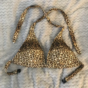 Leopard Bikini Överdel  - Super fin överdel med leopard mönster! Den har uttagbara inlägg och knytenas runt halsen och sedan en klämma där bak! Bra skick! Vid funderingar eller önskan av fler bilder är det bara att kontakta mig!💓💓 Kolla tidigare inlägg för en matchade under del (går att fixa lite billigare vid köp av båda) 