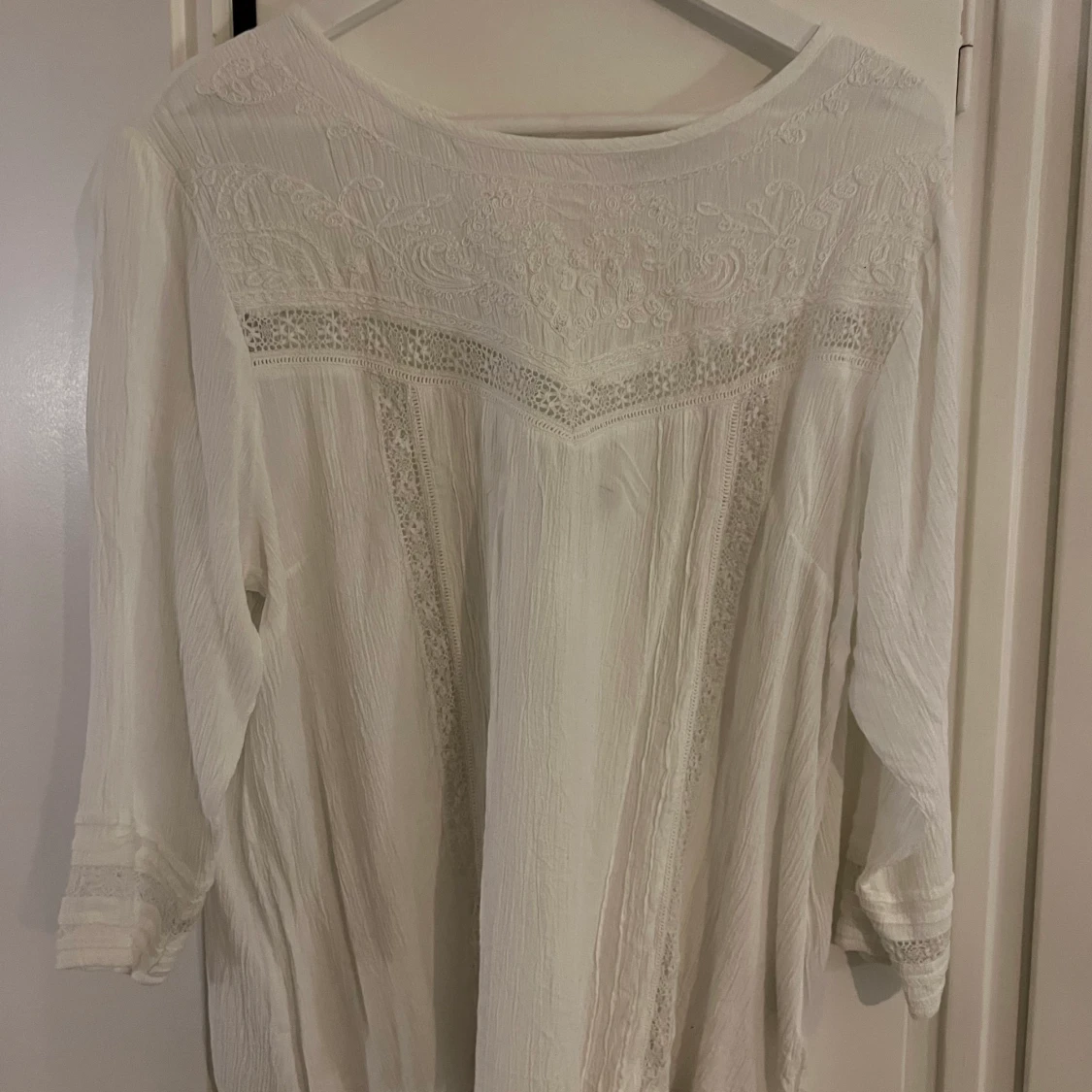 Blus med spetsdetaljer