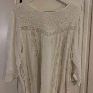 Blus med spetsdetaljer - Skir somrig blus. Väldigt lätt och sval. Knäppning bak. 