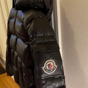 Moncler jacka  - säljer min moncler jacka i modellen maya. Den sitter bra men hade själv velat ha den större. Köpte den på plick o har fått sagt till mig att den är äkta men verkar som om det inte finns nått bevis, den har ett litet hål i fickan annars inga defekter 