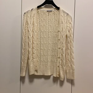 Stickad kofta - En benvit stickad kofta i storlek 146/152, men passar även XS/S😊