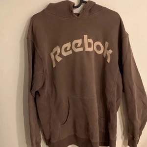 En vintage hoodie från Reebok, bra skick! Den sitter oversized på en s. 