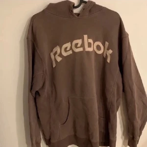 Reebok hoodie - En vintage hoodie från Reebok, bra skick! Den sitter oversized på en s. 