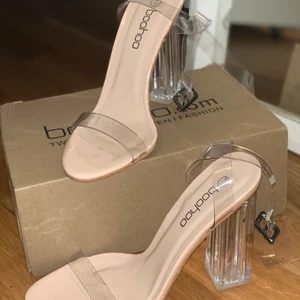 Boohoo klackar  - Transperanta klackar från Boohoo i storlek 37. Köpte här från Plick, helt oanvända. Var tyvärr för små på mig