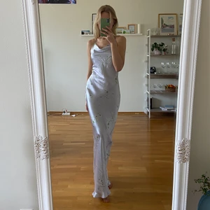 ASOS klänning  - Säljer min super fina klänning från ASOS då den inte kommer till användning! Storlek 36 men justerbar, endast testad. På mig är den till golvet och jag är 169cm lång.  Frakt ingår ej 
