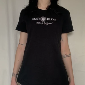 Dkny  - T-shirt från dkny i nyskick. Säljer då den var för stor på mig. Storlek L men skulle nog säga att den är mindre i storleken, jag är en xs. 80kr plus frakt