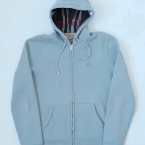 Burberry hoodie - Väldigt bra skick 9/10. Storlek L men passar både M och L. Skriv för mer bilder! 