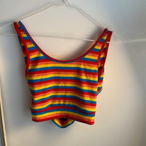 Regnbågs-croptop🌸 - En superfin regnbågsfärgad croptop med snygg cut out i ryggen! Köpt från shein men aldrig använd, storlek S och supersjuk material! ❤️ köparen står för frakt🌸