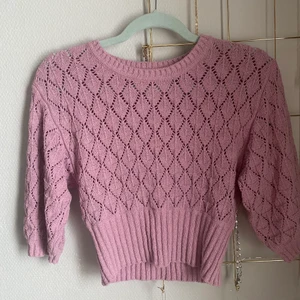 virkad tröja från bikbok - Supersöt virkad tröja från bikbok. Är i storlek XS men passar mig som brukar ha S/M också. Endast använd en gång. Betalning sker via swish och köparen står för frakten 💜