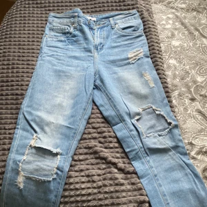 Ljusblåa jeans med slitningar - Säljer nu mina favoritjeans, jättefint skick. Slitningar på framsida ben😍