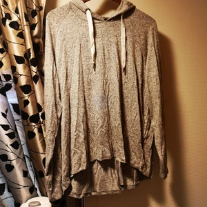 Grå tunn hoodie - Grå tunn hoodie. Oanvänd med prislapp kvar. Katt finns i hemmet. 