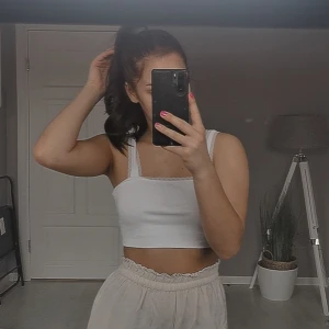 Linnebyxor storlek s från gina - Väldigt korta, jag är 163 och ni ser vid benen på mog