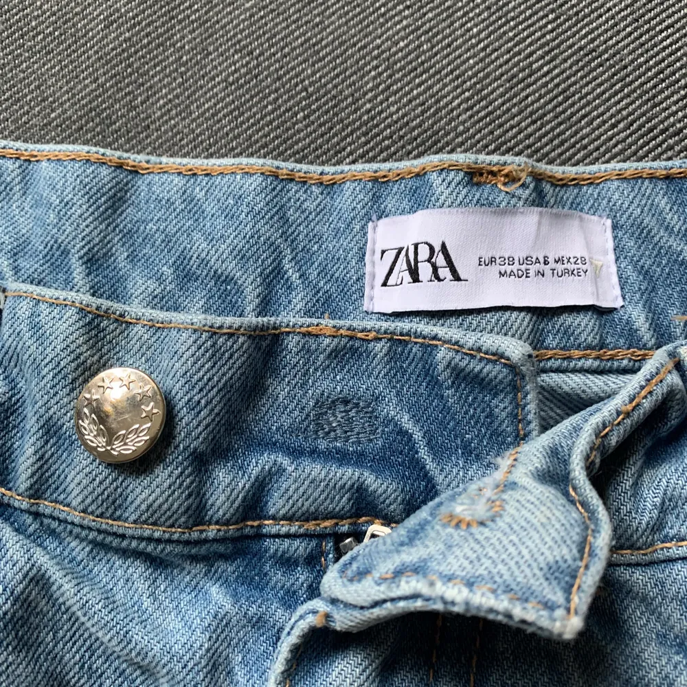 Zara Jeans i mkt bra skick, knappen är flyttad 5cm (se bild 2) så midjemåttet är något mindre än när de köptes🤍 Första bilden är samma modell i annan färg, se övriga bilder för jeansens riktiga färg☺️ Frakt ingår i priset!. Jeans & Byxor.