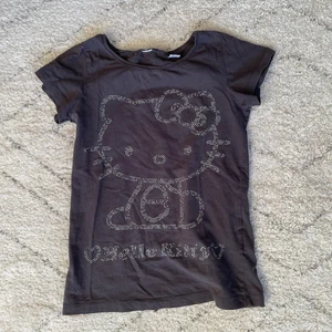 Baby Tee - Gullig baby Tee med Hello Kitty paljett print! Kan tyvärr inte visa på då den är för liten. Storleken ligger mellan XXS och XS. ❤️‍🔥😽