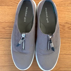 Skor - Fina och våriga skor från Madden Girl i grå mocka. Säljer för 200kr🌸