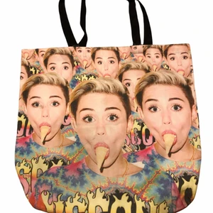 Totebag - Använt skick! Se bilder! Inget som syns jättetydligt. Köparen står för frakten på 48kr (66kr spårbart) 🤖