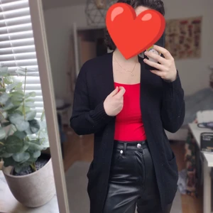 Stickad kofta - Svart, stickad kofta med fickor. Sparsamt använd och i mycket bra skick! Kan mötas i Lund, Staffanstorp, eller så kan jag frakta för en peng. 🥰