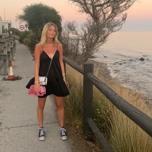 Klänning  - ¡Intressekoll! På min zara klänning som jag köpte i Spanien i somras. Slutsåld! Endast andvänd ett par gånger, super fint skick😊skriv privat för fler bilder på rygg osv..men även om du har frågor💕 buda privat 