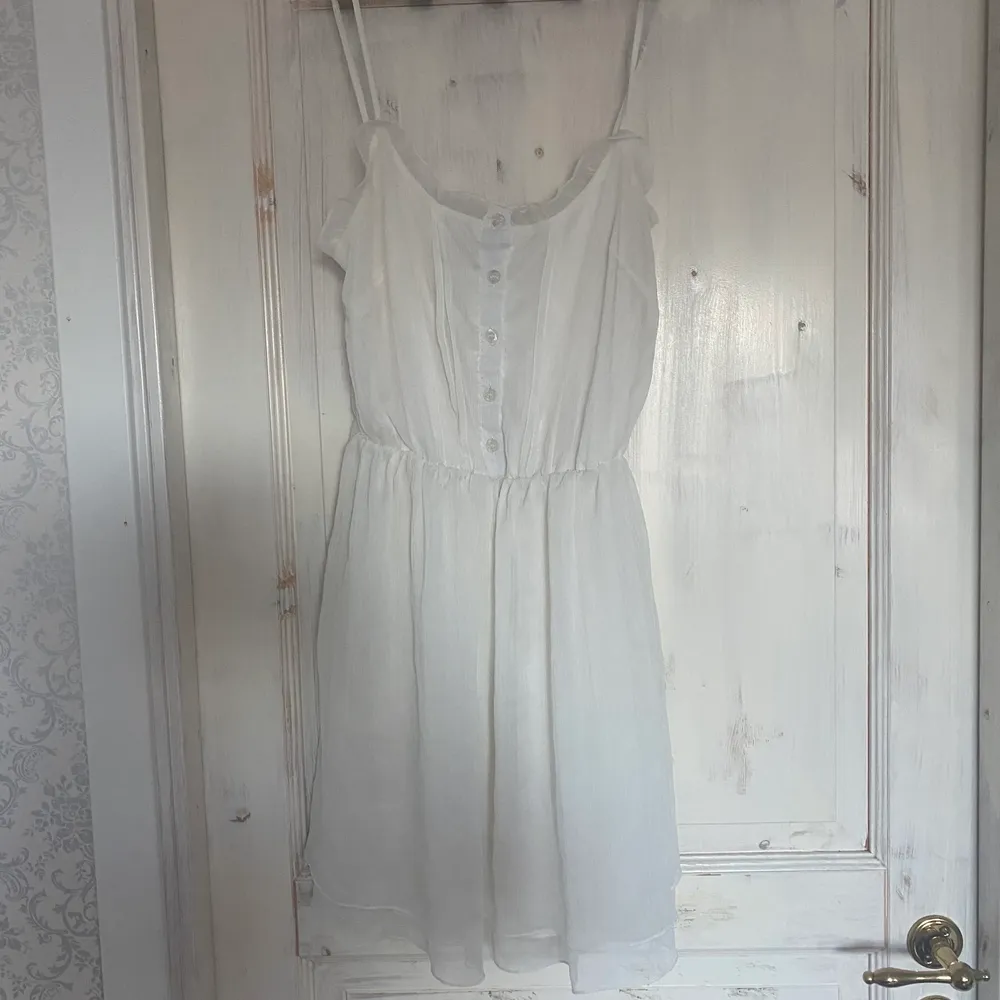 Otroligt fin vit klänning från bikbok. Perfekt som studentklänning eller skolavslutningsklänning💗 köptes för några år sedan men endast använd 3-4 gånger. Stl XS. Pris kan diskuteras . Klänningar.