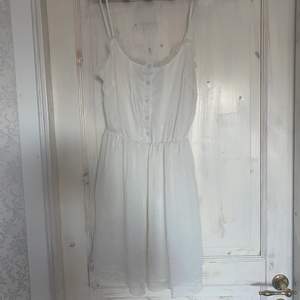 Otroligt fin vit klänning från bikbok. Perfekt som studentklänning eller skolavslutningsklänning💗 köptes för några år sedan men endast använd 3-4 gånger. Stl XS. Pris kan diskuteras 