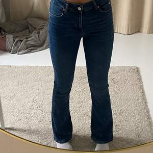 Mörkblåa bootcut jeans från Gina! De är stretchiga och i bra skick!☺️