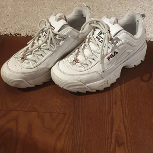 Fila sneakers - Snygga vita fila sneakers. Använda, men är fortfarande i relativt bra skick. Frakt tillkommer.