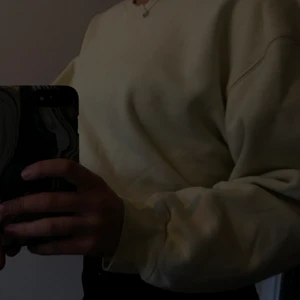 BIKBOK sweatshirt Strl XS - Pastellgul sweatshirt från bikbok. Strl Xs men passar även S. Anvönd sparsamt❤️‍🔥❤️‍🔥