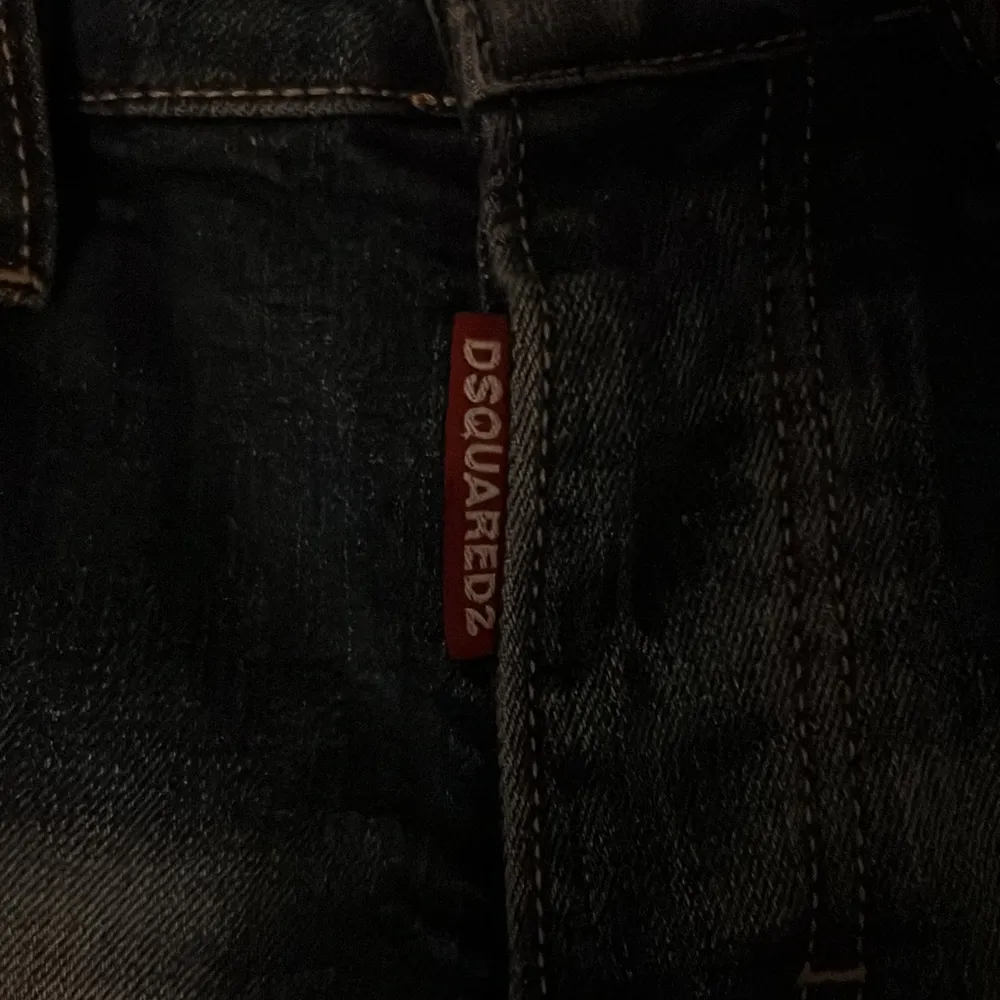 Jag säljer ett par Dsquard2 jeans äkta. Ordinariepris 3500. Dem är använd ungefär 5 eller 6 gånger. Skick 8/10. Pris 900 men kan diskuteras. . Jeans & Byxor.
