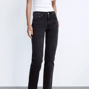 Zara mid waist jeans  - Säljer dessa superfina jeansen från zara som är väldigt populära och helt slutsålda! De är midwaist, full lenght och i färgen grå antracit💞 endast använda en gång! Buda från 100kr💞Prioriterar direktköp på 350kr då så extremt många är intresserade! 