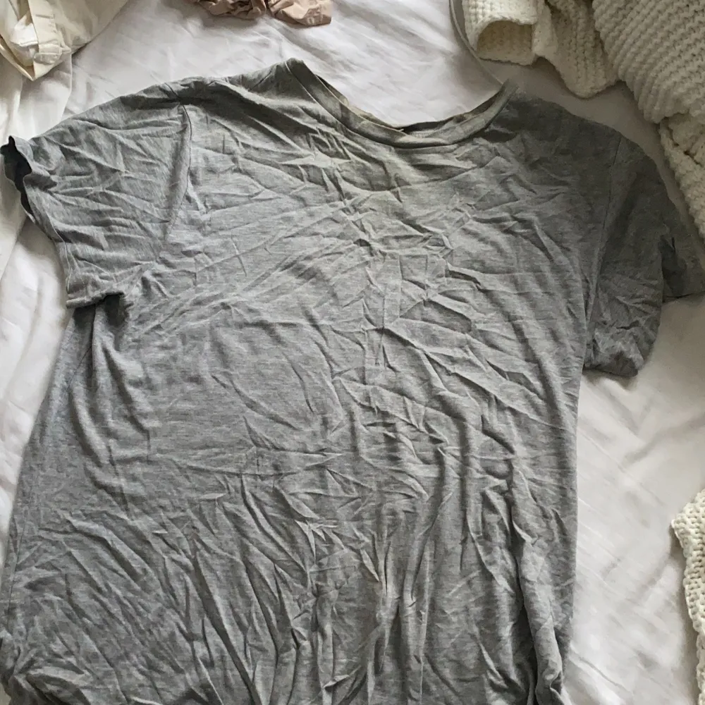 Grå tshirt, skrynklig just nu men tvättar och stryker så klart innan det skickas. T-shirts.