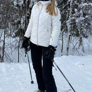 Säljer nu med sorg i hjärtat världens finaste J. Lindeberg skidställ. ⛷  Både jacka och byxor är inköpa 2019, original lappar och kvitto finns kvar och skickas med. Jag köpte allt på rabatt för totalt 9050 kr, nypris utan rabatt är 13 000 kr.   Har använt skidstället två gånger så det är i absolut toppskick. Kan inte hitta några förslitningar eller fläckar någonstans.  Jacka är M och byxor L men passar bäst på någon som har 38 eller 36 om man vill ha mer plats. Kan skickas!