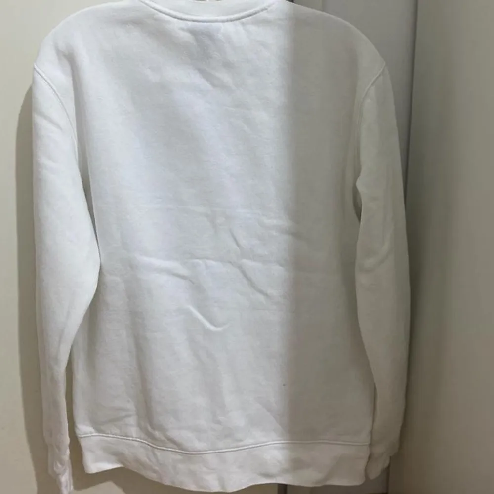En vit tröja från H&M i stl S, säljs för 100 kr. . Tröjor & Koftor.