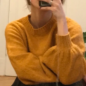 Weekday Stickad Tröja - Extremt mysig stickad tröja från Weekday i en varm orange färg. Puffiga ärmar och lite cropped passform. Något nopprig, men ack så bekväm! :)