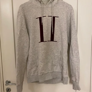 Les deux - En ljusgrå hoodie från Les deux i storlek L men passar även M. Bra skick💗 hör av er vid funderingar 