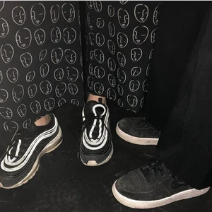 Otrolig byxdress - En helt otrolig byxdress från Monki som är såååå fin på fest!!! Är resår i midjan men knyte så går att göra tajt där för att få fin siluett 💕 Sååå fin men väst ur den:(