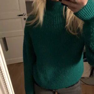 Grön stickad tröja  - Stickad tröja med lite högre krage i en jättefin grön färg💚 märket rut&circle storlek xs☺️ spårbar frakt 57 kr tillkommer 