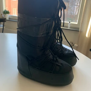 Moonboots - Säljer mina fina svarta moonboots i superfint skick, modellen är en specialmodell från mytheresa med grått fluff inuti.. Använt fåtal gånger. Supersnygga nu på vintern! Kartongen medföljer vid köp om de skulle viljas!
