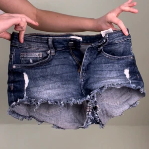 Korta jeans shorts - Slutsålda Jeansshorts från HM (Väldigt korta baktill) ‼️‼️🦋 lagt ut MASSA nytt så in och checka min sida🦋‼️‼️ 📦Fraktar med spårbar frakt för 66 kr, får plats med många plagg i samma paket så frakten blir samma oavsett om du köper 1 plagg eller 5📦 ❇️den 12 mars doneras ALLT till välgörenhet så passa på❇️