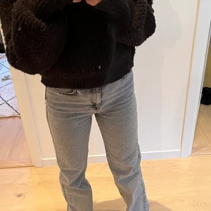 Vida jeans - High waist acid grey  - Säljer dessa snygga jeans från Madlady, använd ett fåtal gånger, mer mid waist än high waist💕