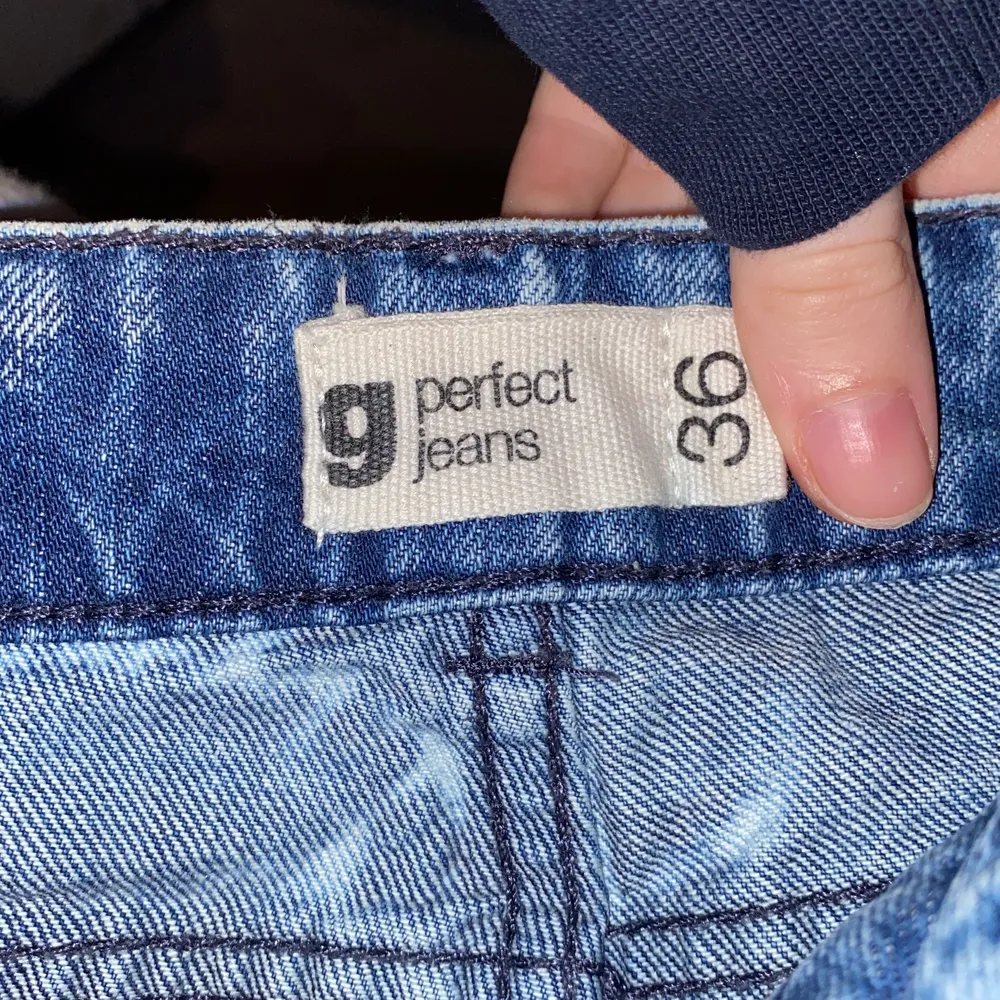Ett par jätte fina shorts från Gina som i storlek XS/S säljer pga jag tycker dom är för ” visande ” där bak vid rumpan. Säljes för 200kr | GRATIS FRAKT |. Shorts.