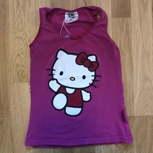 Hello kitty linne  - Ett skitgulligt hello kitty linne. Lite slitet tryck men annars bra skick. Den är från sellpy och endast testad av mig💓